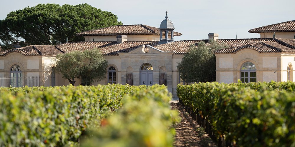 Château Pétrus con su imponente arquitectura y viñedos a su alrededor.