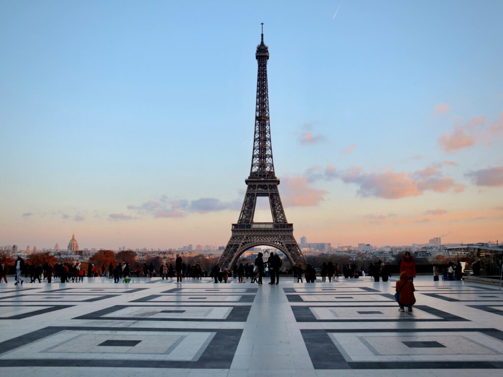 Vista de la Torre Eiffel iluminada, uno de los símbolos más famosos de París