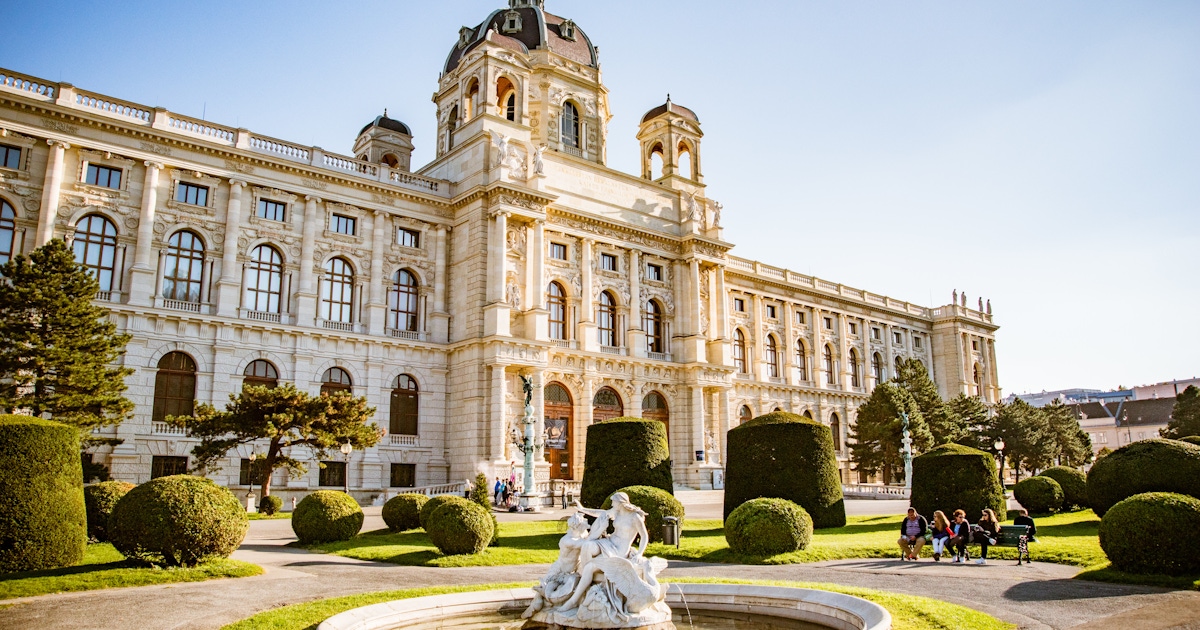 Fachada majestuosa del Kunsthistorisches Museum en Viena, destacando su arquitectura impresionante.