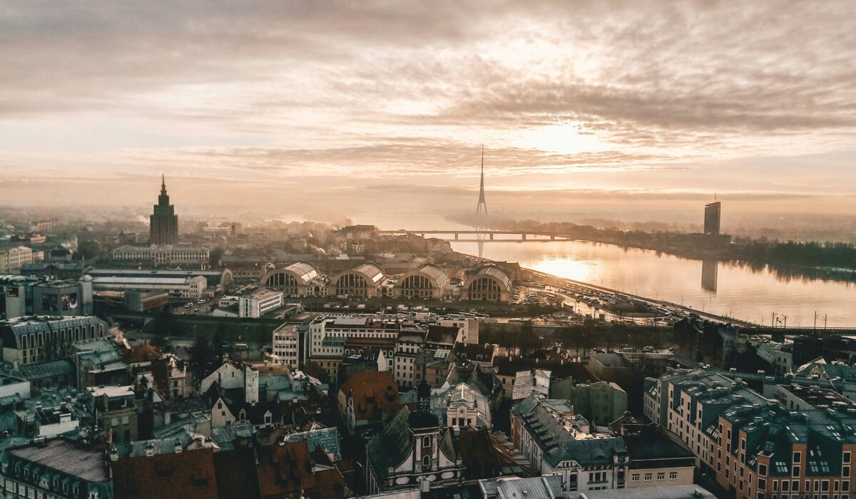 Panorámica de Riga, Letonia, con el cielo iluminado por los colores del atardecer