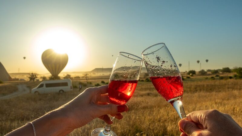 Brindis después de un vuelo en globo aerostático en Capadocia.