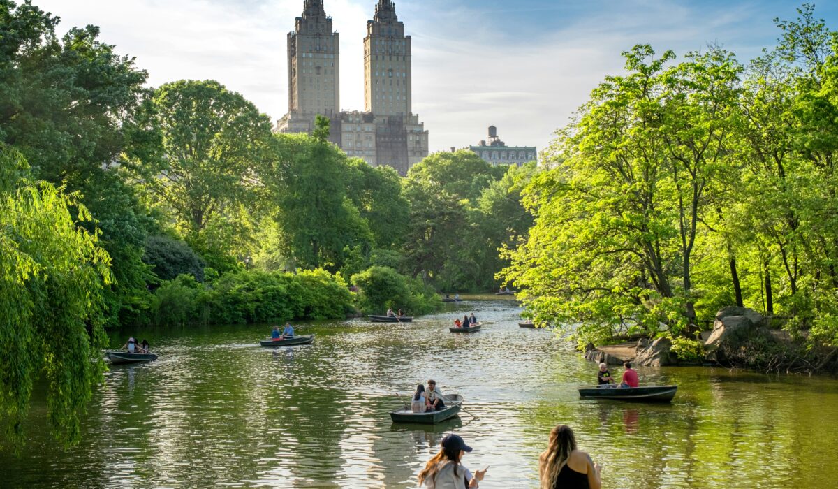 Pequeño lago en Central Park, Nueva York, rodeado de vegetación