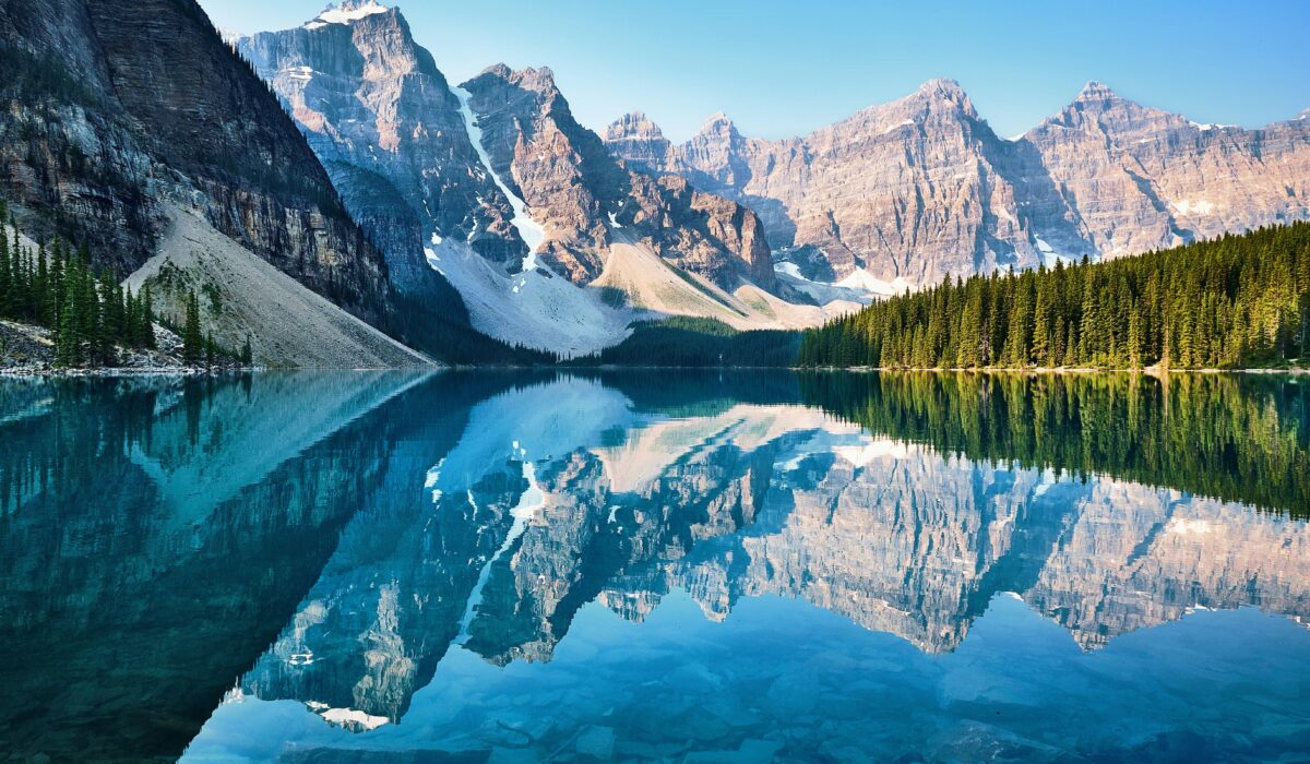 Lago nevado en Banff, Canadá, con montañas cubiertas de nieve y paisajes invernales