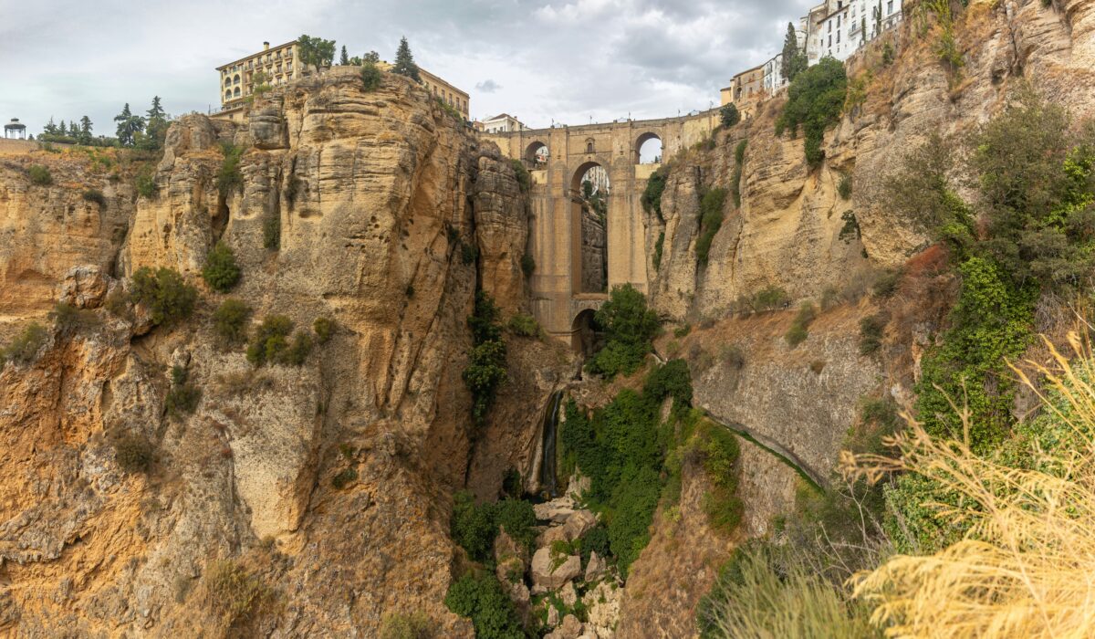 Vista lejana del Puente de Ronda, en la ciudad de Ronda, España