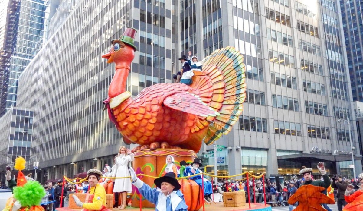 Desfile de Acción de Gracias en Manhattan con globos gigantes y carrozas festivas