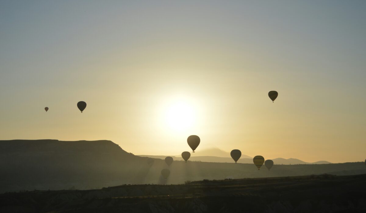 Cielo lleno de globos aerostáticos sobre las chimeneas de hadas en Capadocia.