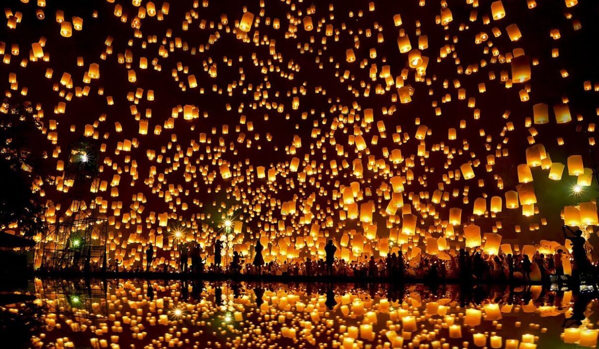 Farolillos de papel iluminados lanzados al cielo durante el Festival de Yi Peng en Tailandia