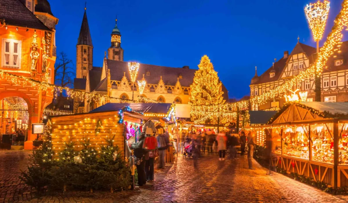 Mercado de Christkindlmarkt iluminado de noche durante la navidad