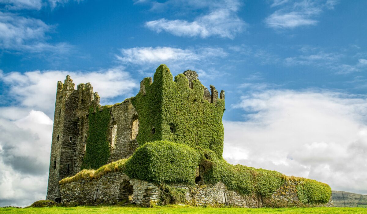 Ruinas del castillo de Ballycarbery en un día soleado, Irlanda