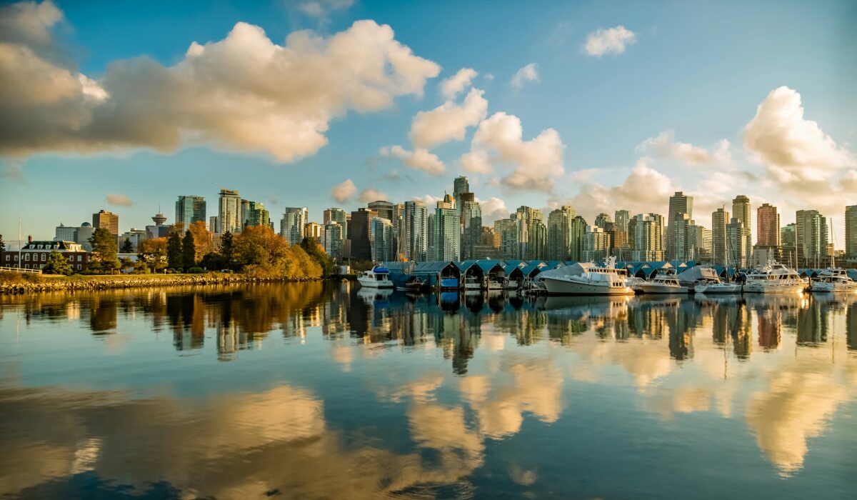 Skyline de Vancouver con rascacielos, montañas y mar al fondo