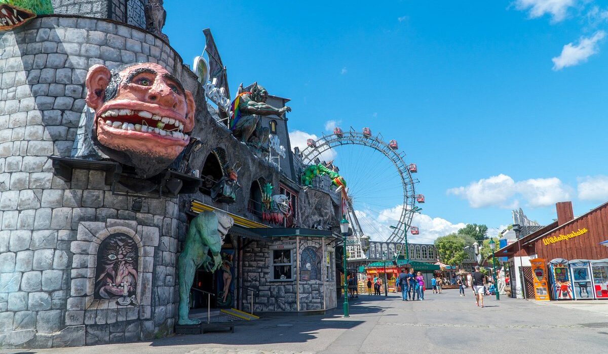 Vista del parque de atracciones El Prater en Viena, con su emblemática noria