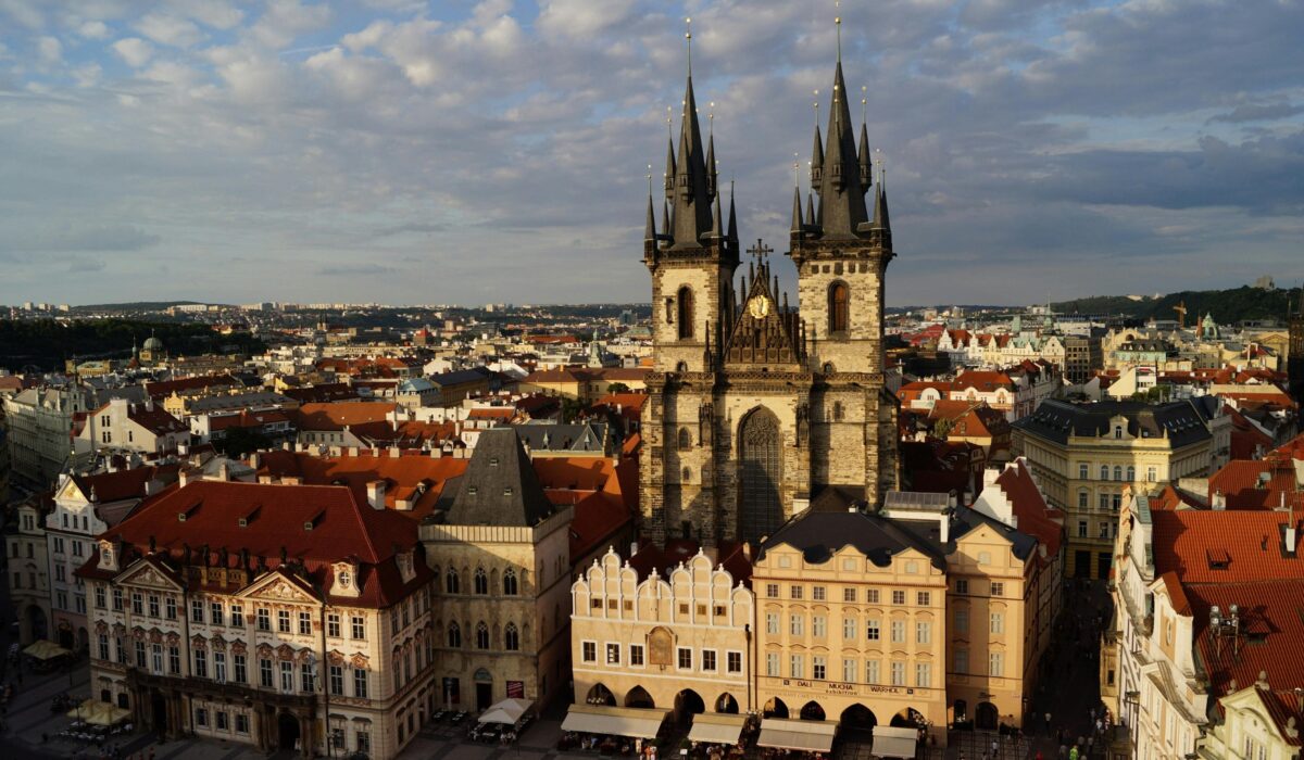 El icónico Reloj Astronómico en la Plaza de la Ciudad Vieja, Praga, mostrando su mecanismo en movimiento.