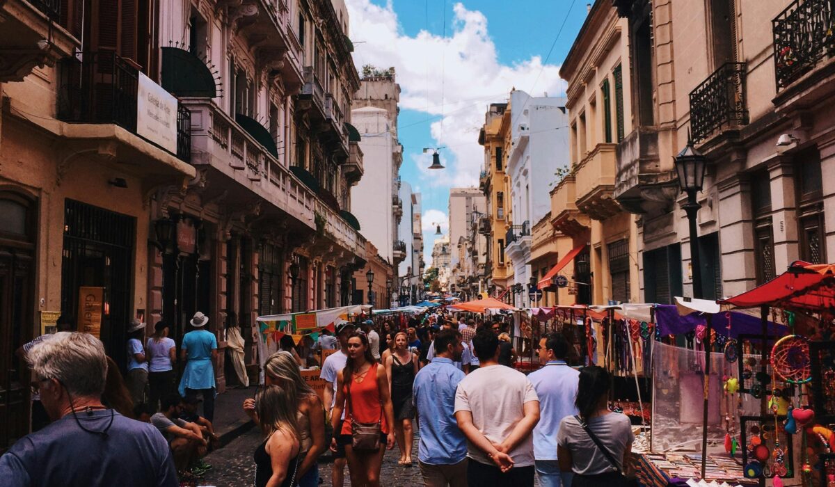 Callejón lleno de gente en Buenos Aires, con una atmósfera vibrante y colorida