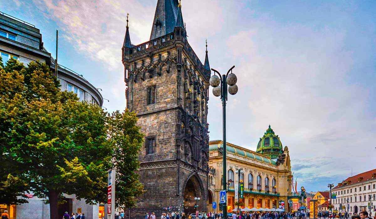 La Torre de la Pólvora en Praga, un símbolo de la ciudad con detalles góticos.