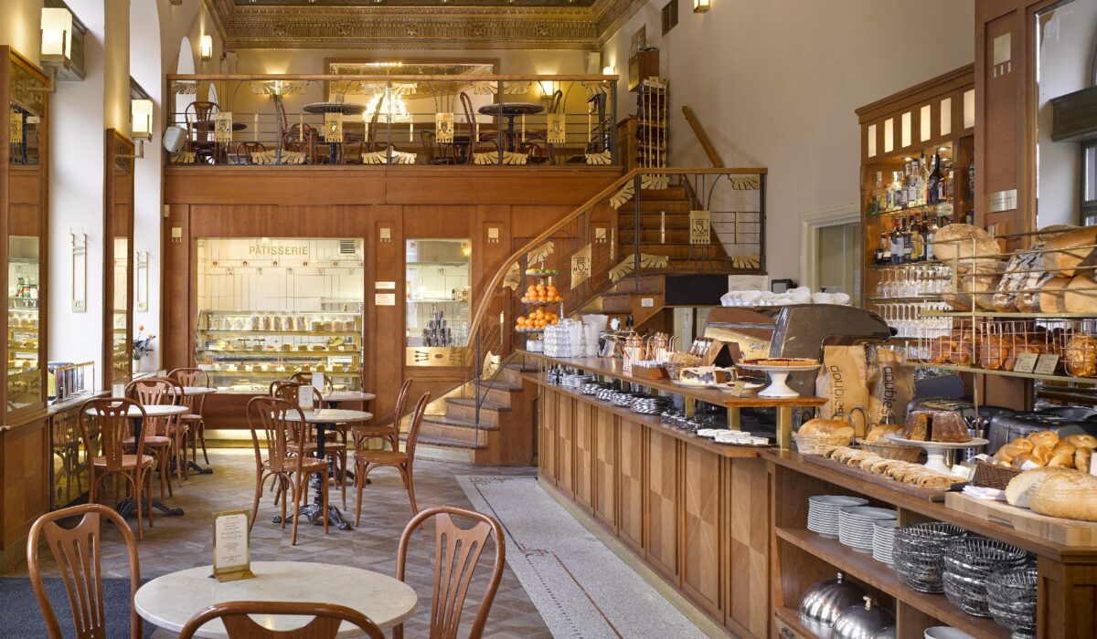 Interior del Café Savoy, con su decoración clásica y ambiente acogedor.