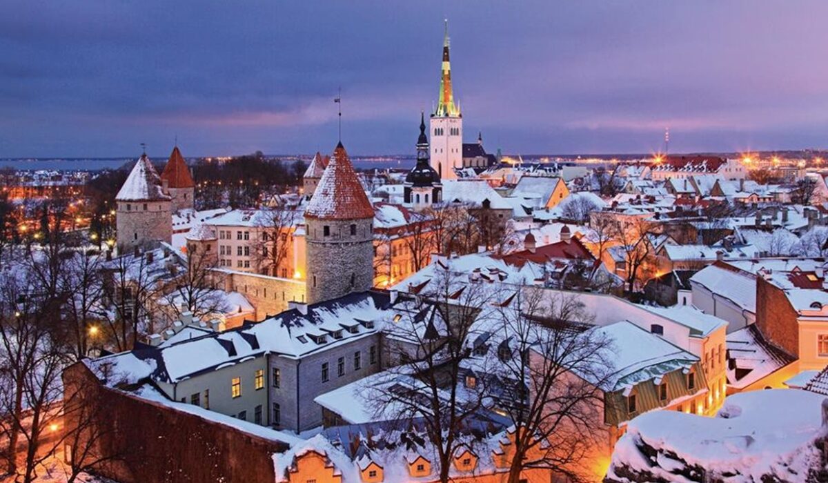 Vista nocturna del casco histórico de Tallin iluminado y cubierto de nieve