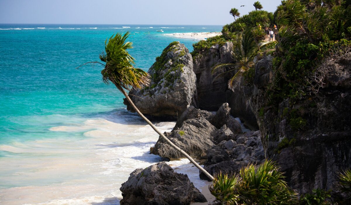 Playa paradisíaca de la Riviera Maya, con arena blanca y mar turquesa