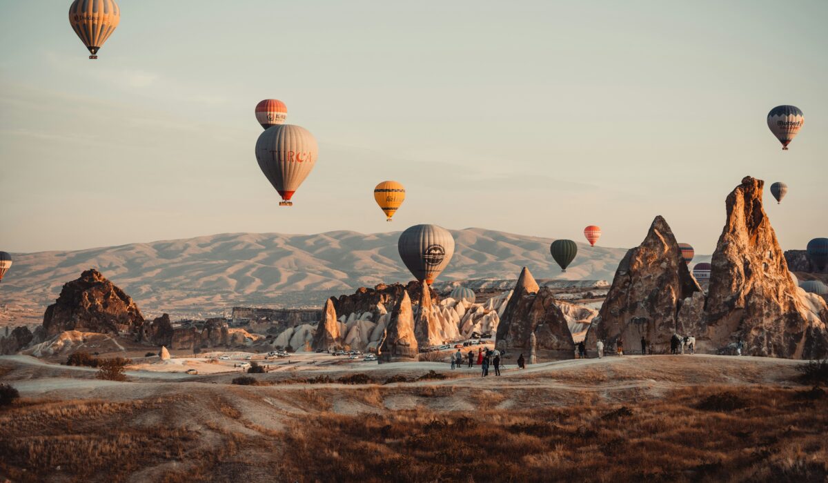 Globos aerostáticos flotando sobre las chimeneas de hadas en Capadocia, Turquía