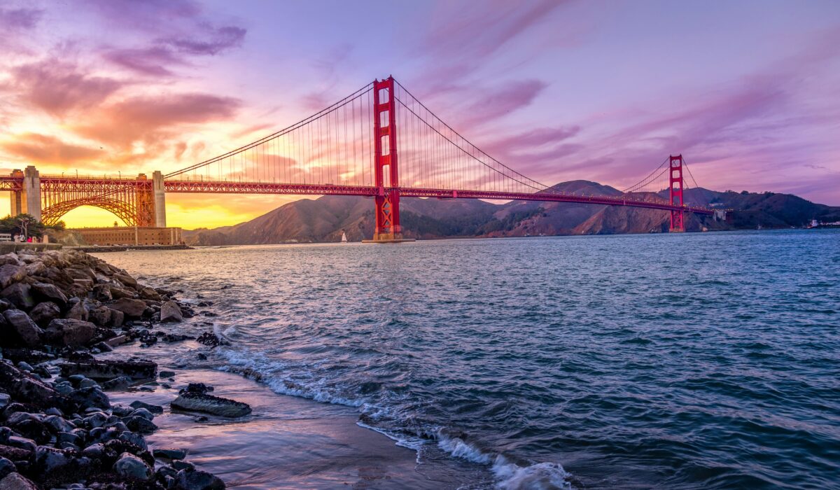 Puente de San Francisco visto desde la orilla con el mar y el cielo de fondo