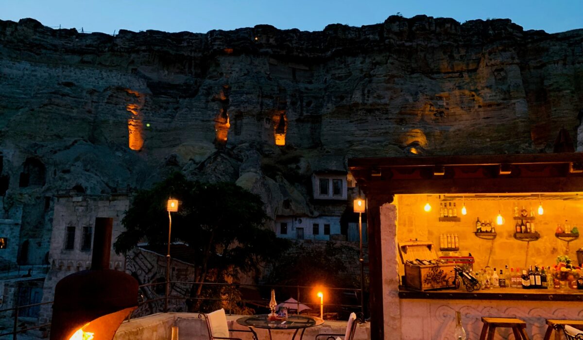 Bar en la terraza de un hotel en Göreme.