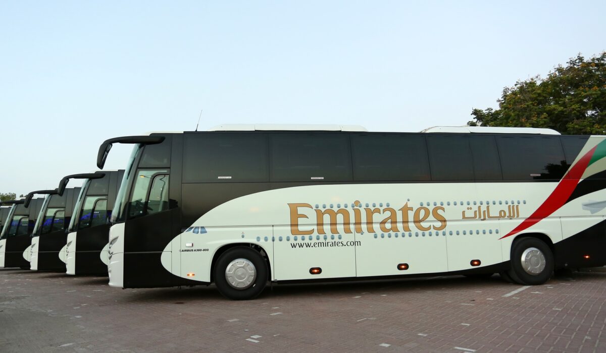 Autobús de Emirates en ruta entre Dubái y Abu Dhab