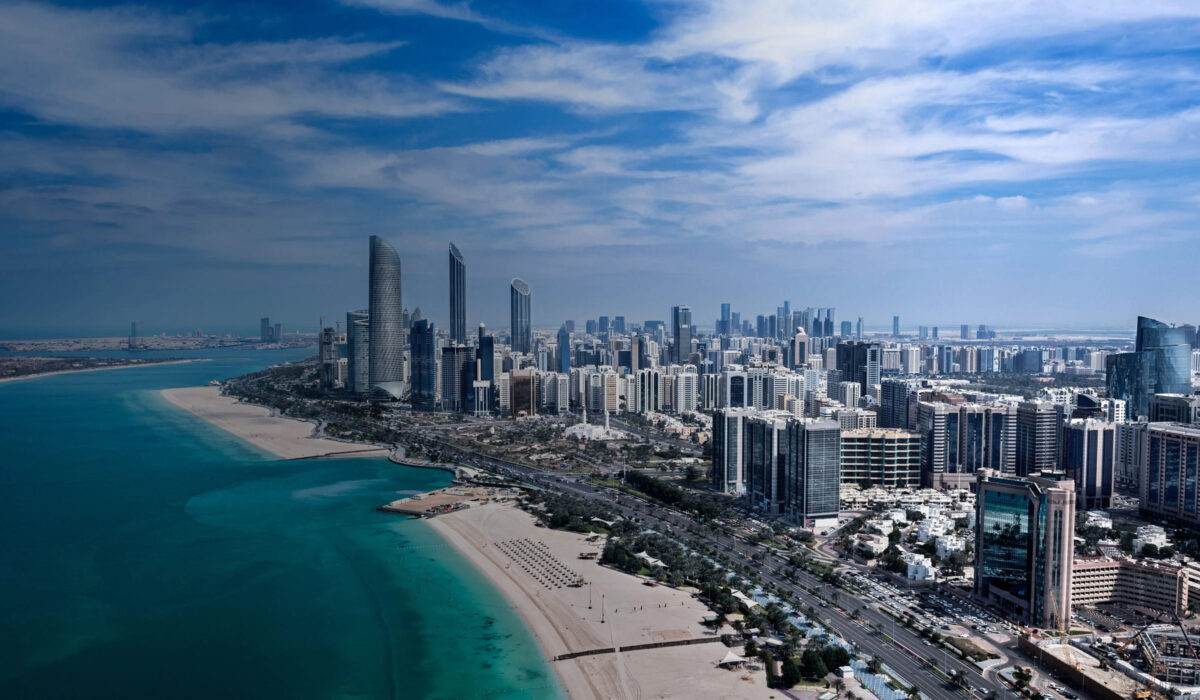 Skyline de Abu Dhabi con rascacielos modernos