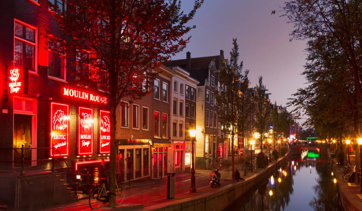 Barrio Rojo de Ámsterdam iluminado de noche