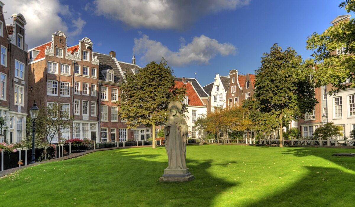 Barrio histórico de Begijnhof en Ámsterdam