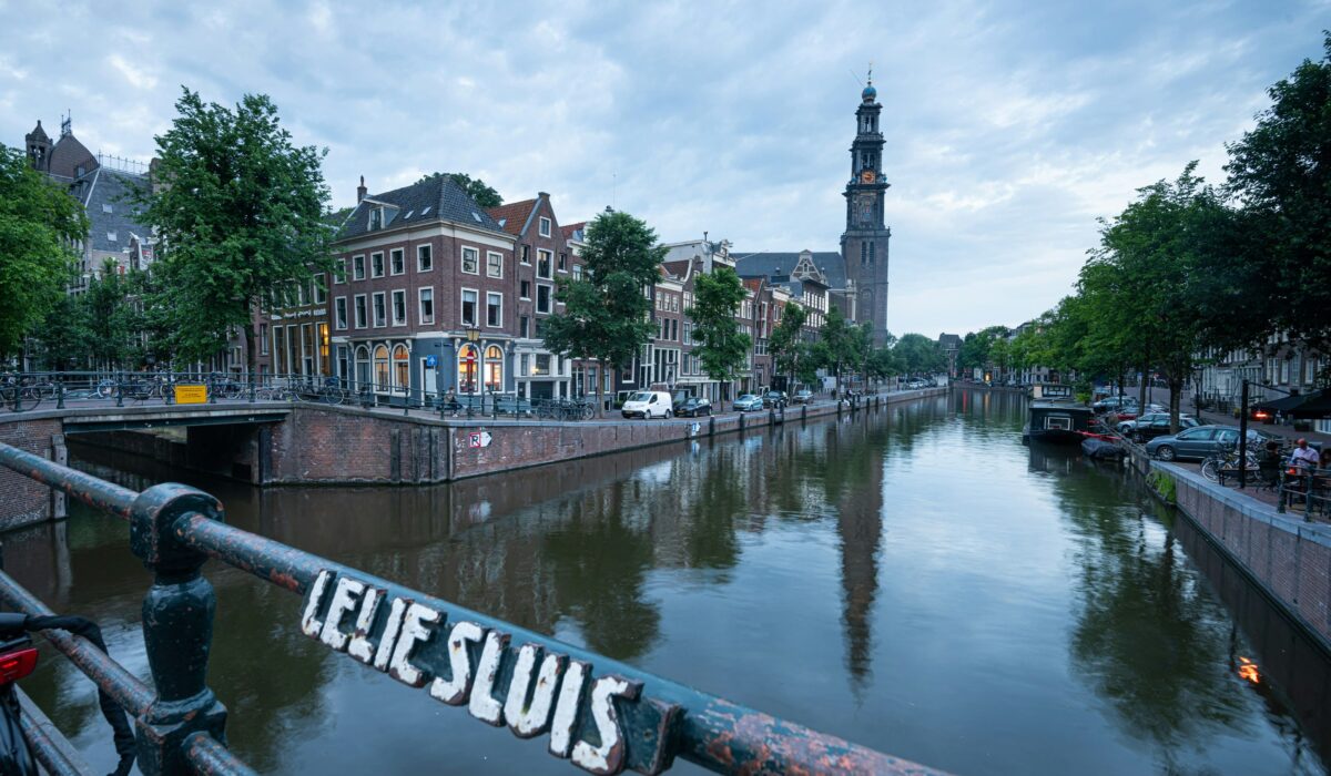 Iglesia de Westerkerk junto a un canal en Ámsterdam