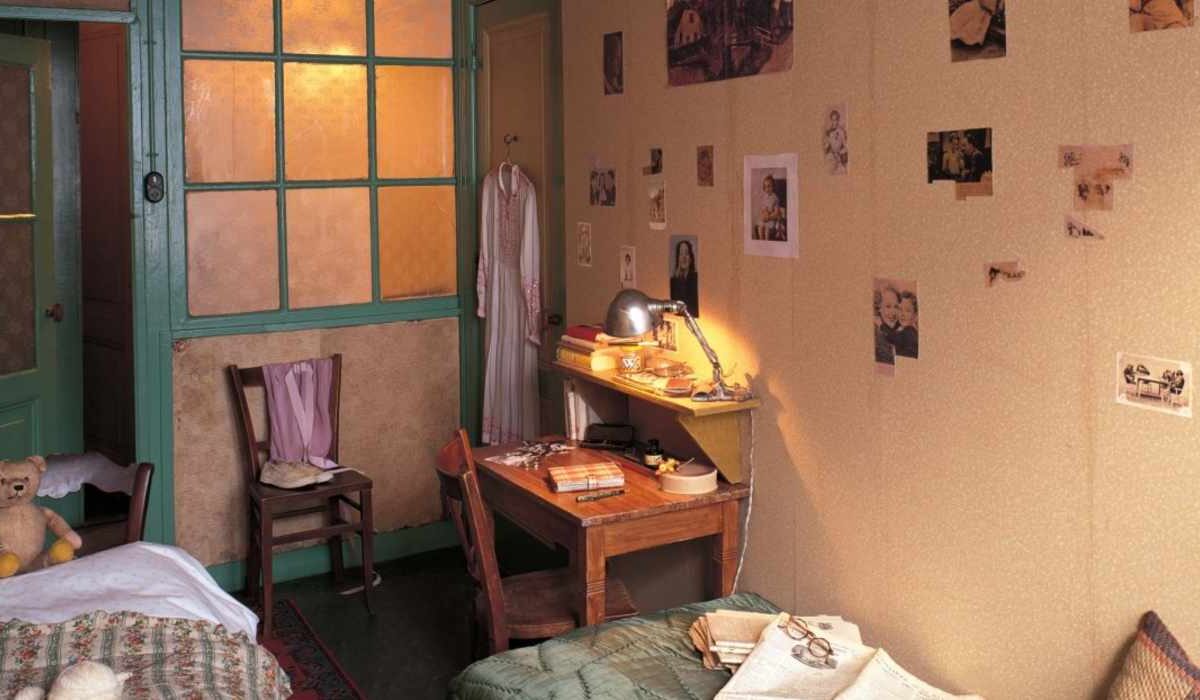 Interior de uno de los cuartos del museo de la Casa de Anne Frank en Ámsterdam