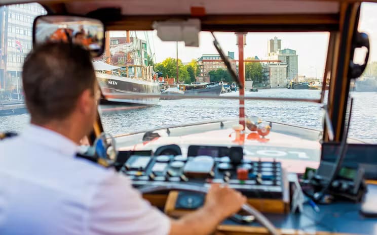 Interior de un pequeño crucero por los canales de Ámsterdam