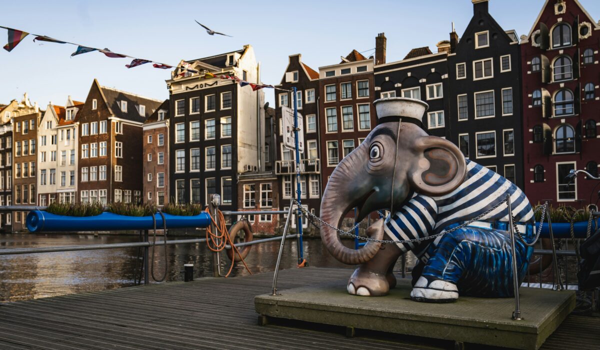 Canal en el barrio de Damrak en Ámsterdam