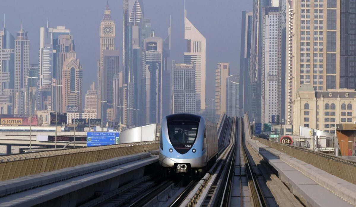 Metro de Dubái con el Skyline de la Ciudad