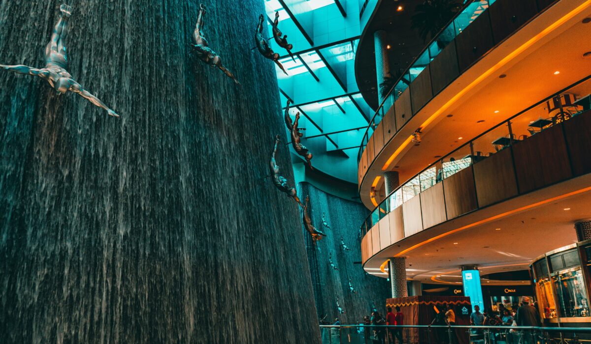 Cascada impresionante dentro del Dubai Mall en Dubái