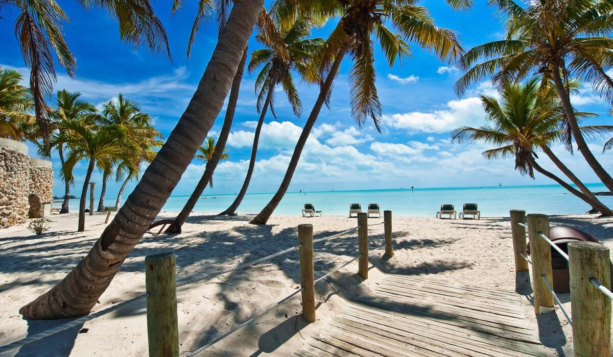 Playa de Key West con aguas turquesas y arena blanca.