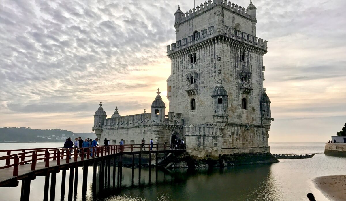 Torre de Belém iluminada durante el atardecer en Lisboa