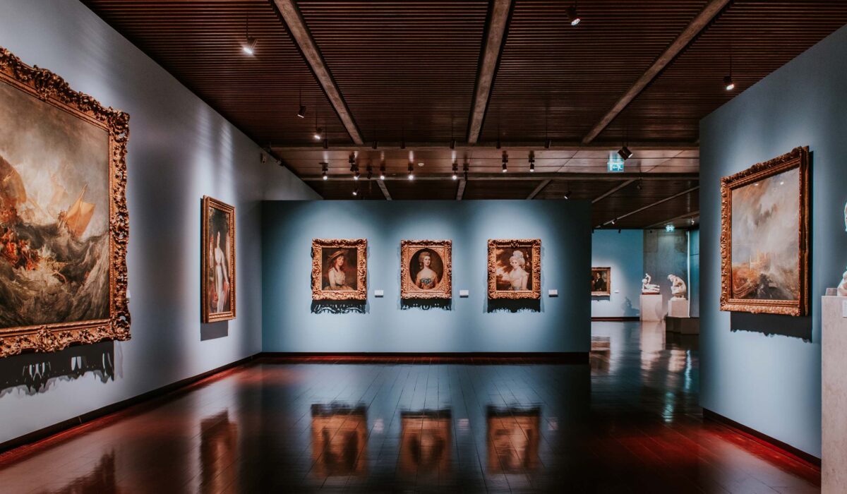 Interior de una sala del Museo Calouste Gulbenkian, mostrando obras de arte