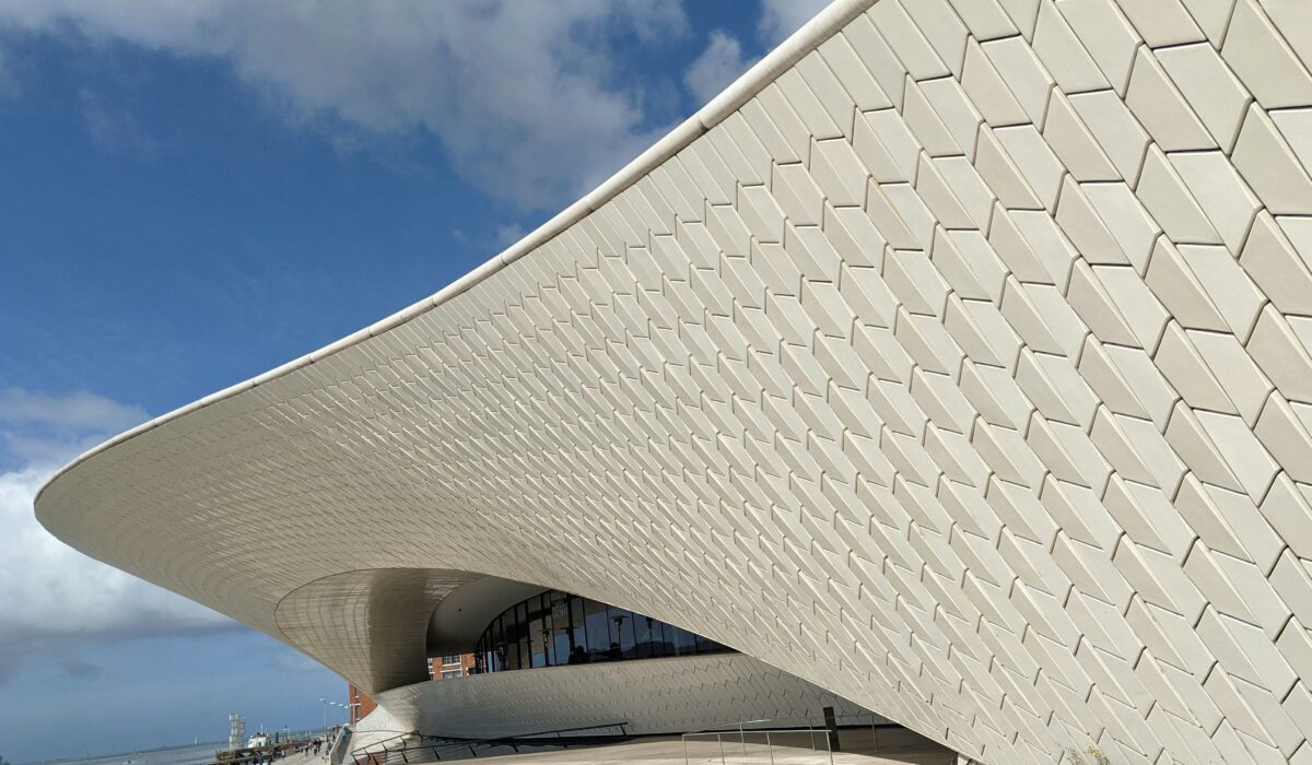 Fachada moderna del Museo de Arte, Arquitectura y Tecnología (MAAT) en Lisboa