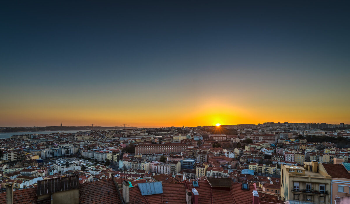 Panorámica de Lisboa durante el atardecer desde el Mirador de Nossa Senhora do Monte