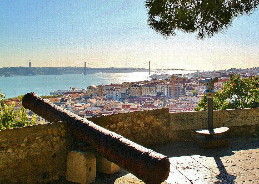 Vistas panorámicas del Castillo de San Jorge y la ciudad de Lisboa