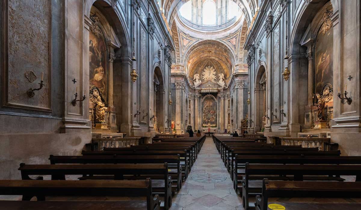 Interior de la Basílica de la Estrela, mostrando su arquitectura y detalles ornamentales