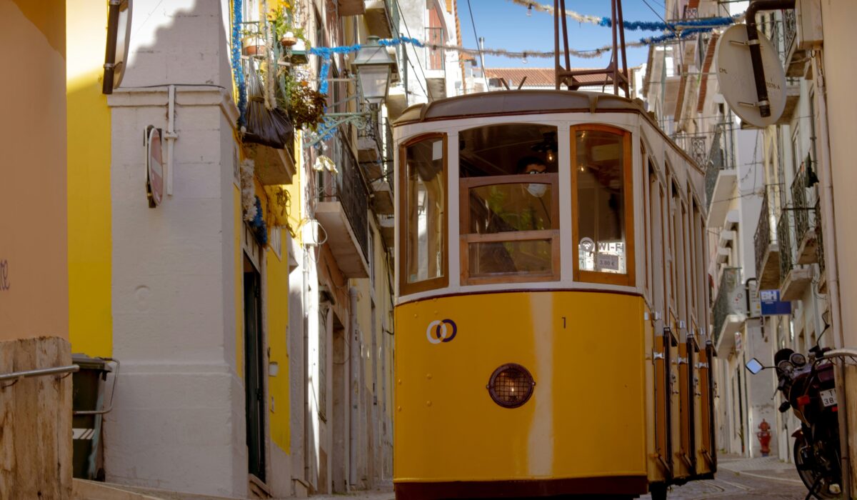 Tranvía Ascensor da Bica en Lisboa, símbolo del transporte histórico