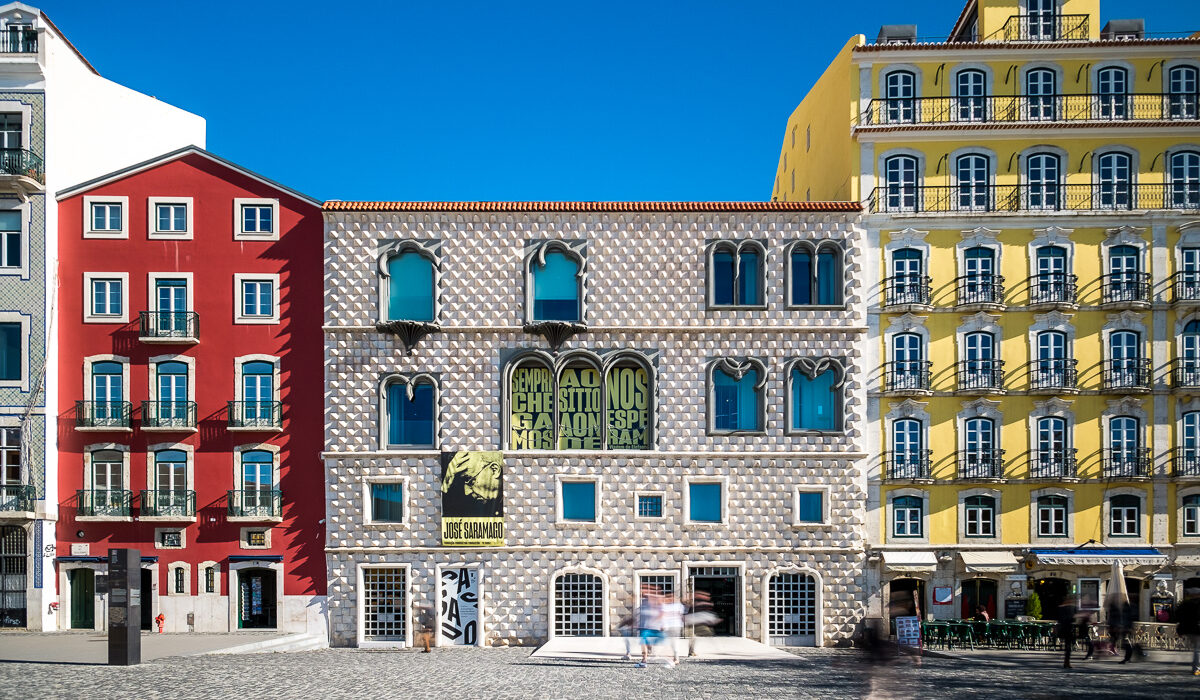 Fachada colorida de la Casa dos Bicos en Lisboa