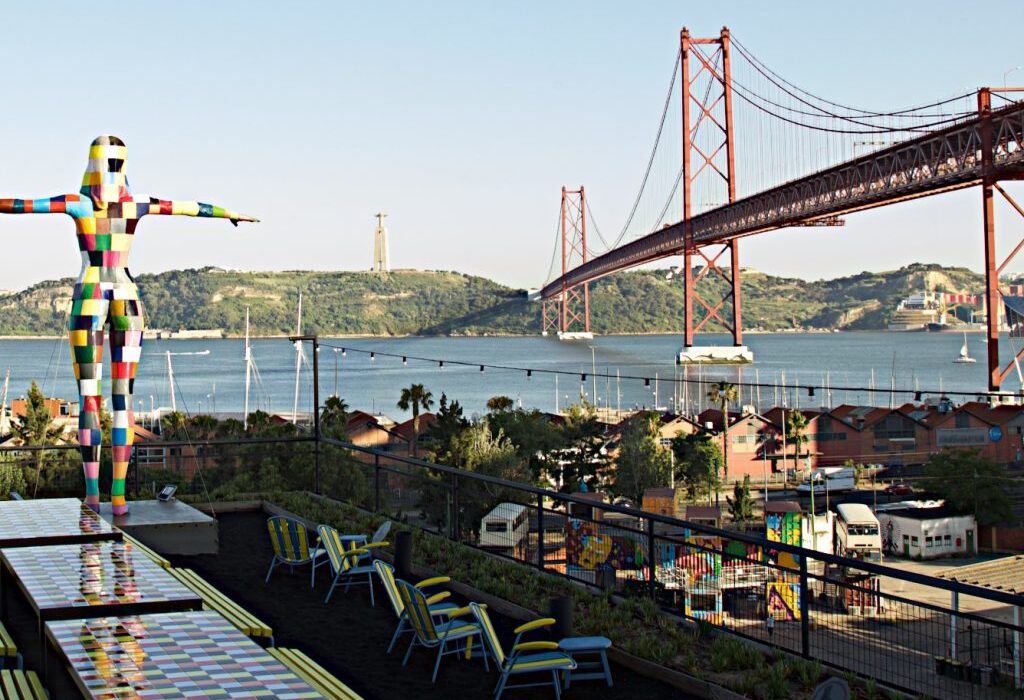 Puente 25 de Abril visto desde LX Factory, Lisboa