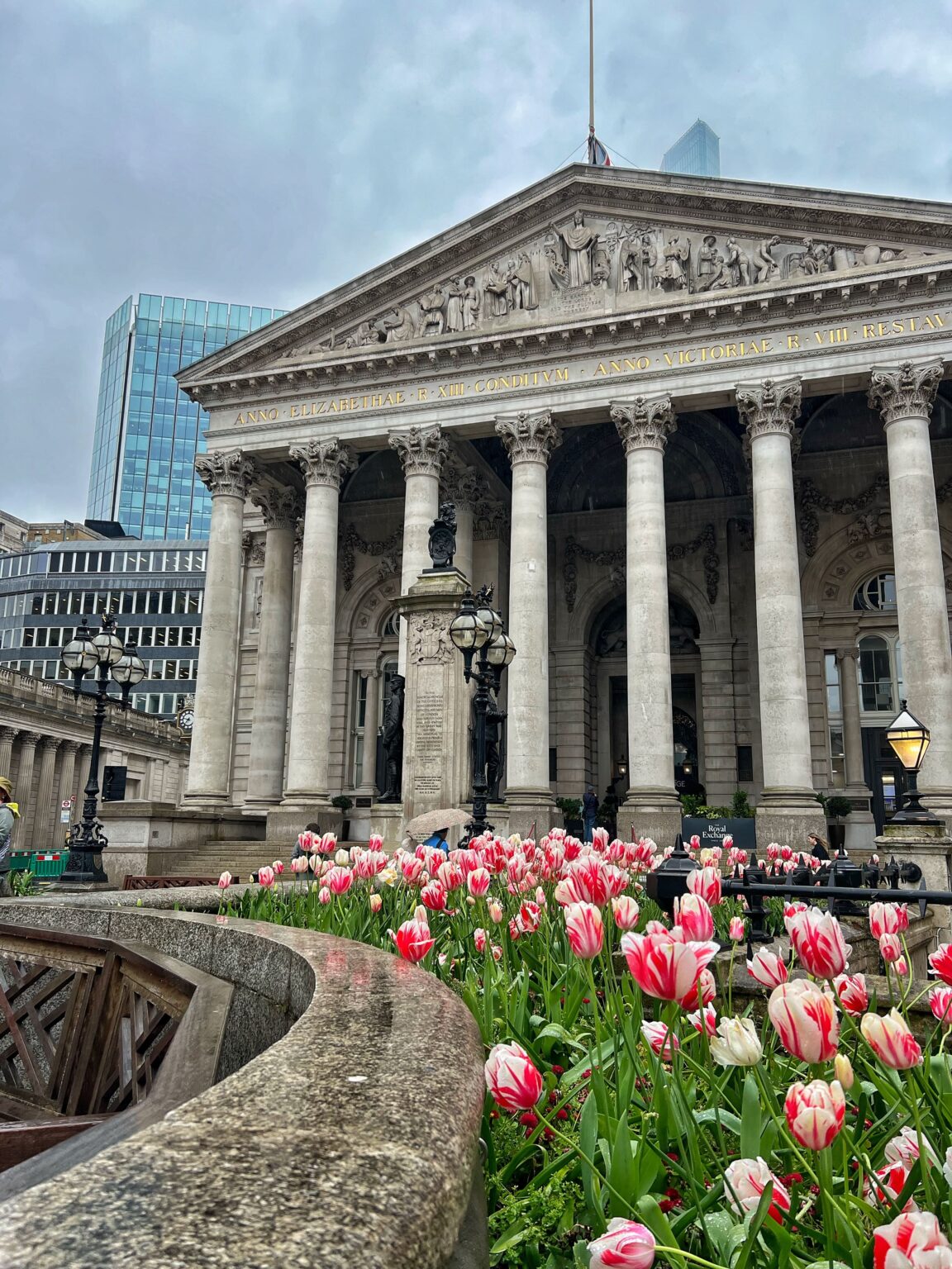 Vista del distrito Bank en Londres, con edificios emblemáticos y arquitectura moderna