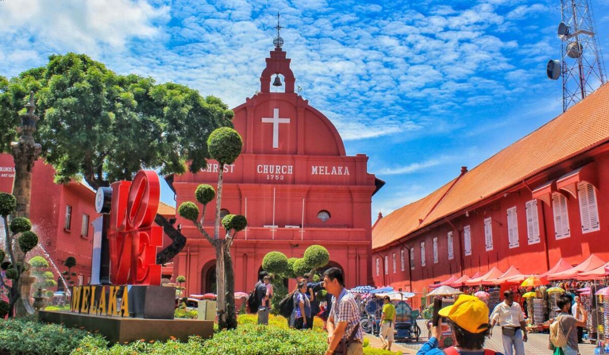 Iglesia de Cristo en la histórica Plaza Holandesa de Malaca, icono colonial.