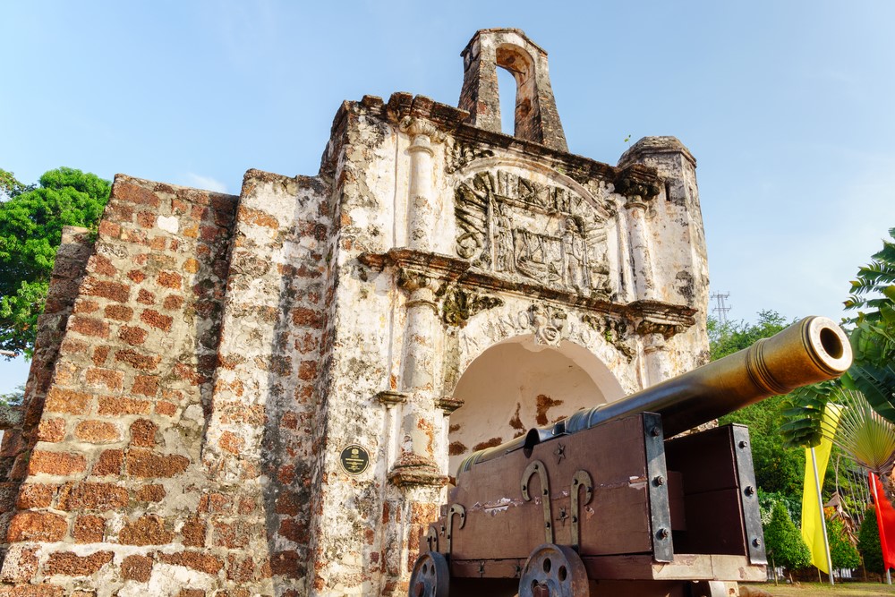 Puerta de Santiago, parte del Fuerte A Famosa, un importante monumento histórico en Malaca.