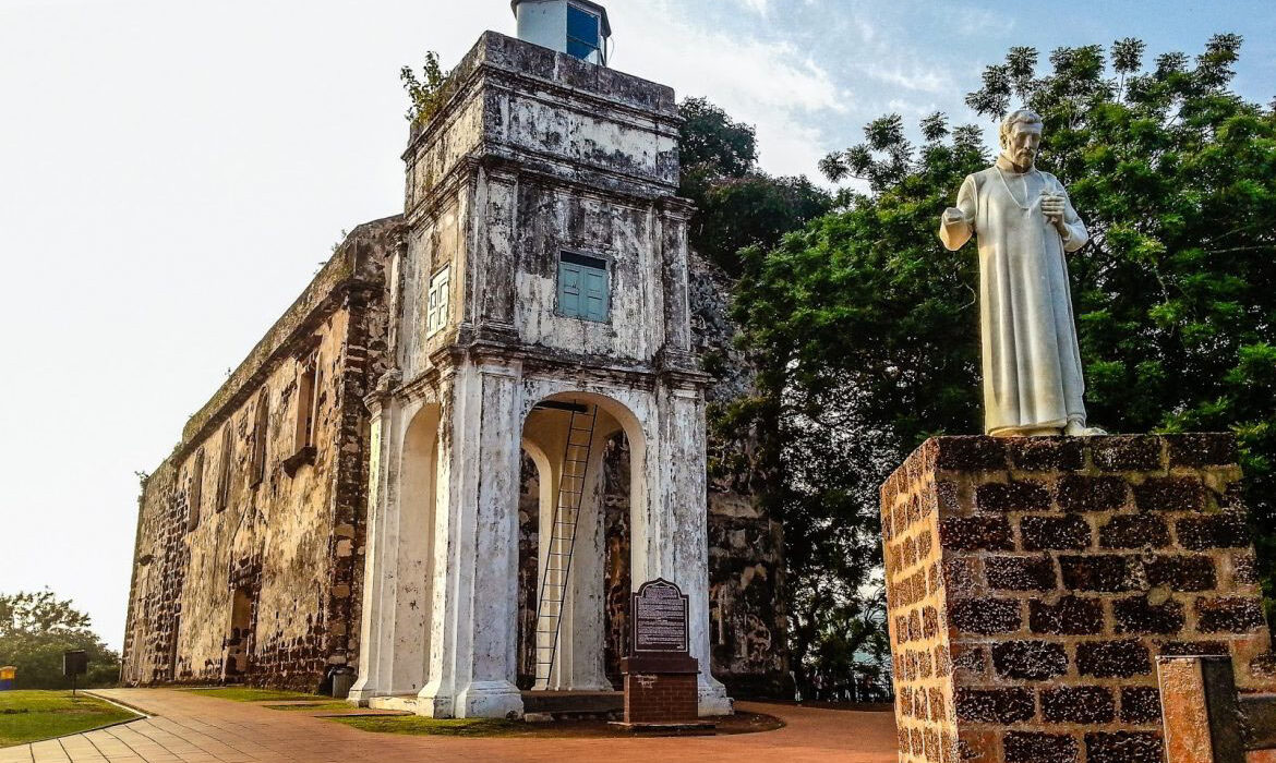 Estatua de San Francisco Javier con la Iglesia de San Pablo de fondo, un importante monumento histórico en Malaca.