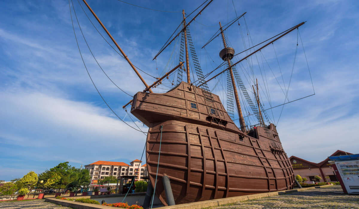 El barco del Museo Marítimo de Malaca, símbolo de la rica historia naval de la ciudad.