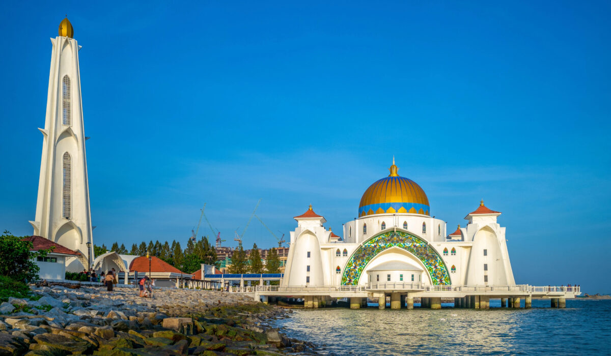 Mezquita Flotante Masjid Selat de Malaca sobre el mar al atardecer.